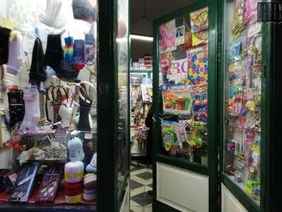 Entrando abbiamo l�impressione di trovarci in un posto in cui il tempo si � fermato. Tanti piccoli oggetti sono ammassati uno sull�altro: dai gomitoli alle calze, passando da giocattoli...